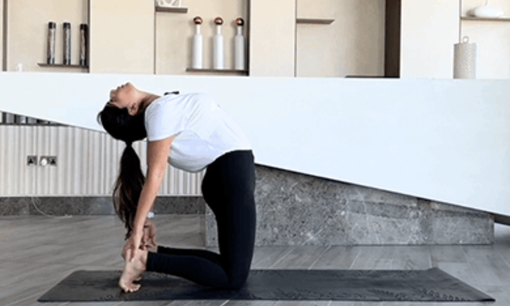 You are currently viewing Rounded Shoulders: Causes, Risk Factors + How to Fix Them